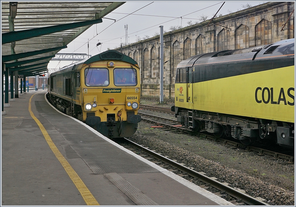 The Frightliner 66554 wiht three other Class 66 loks in Carlisle.
28.04.2018 