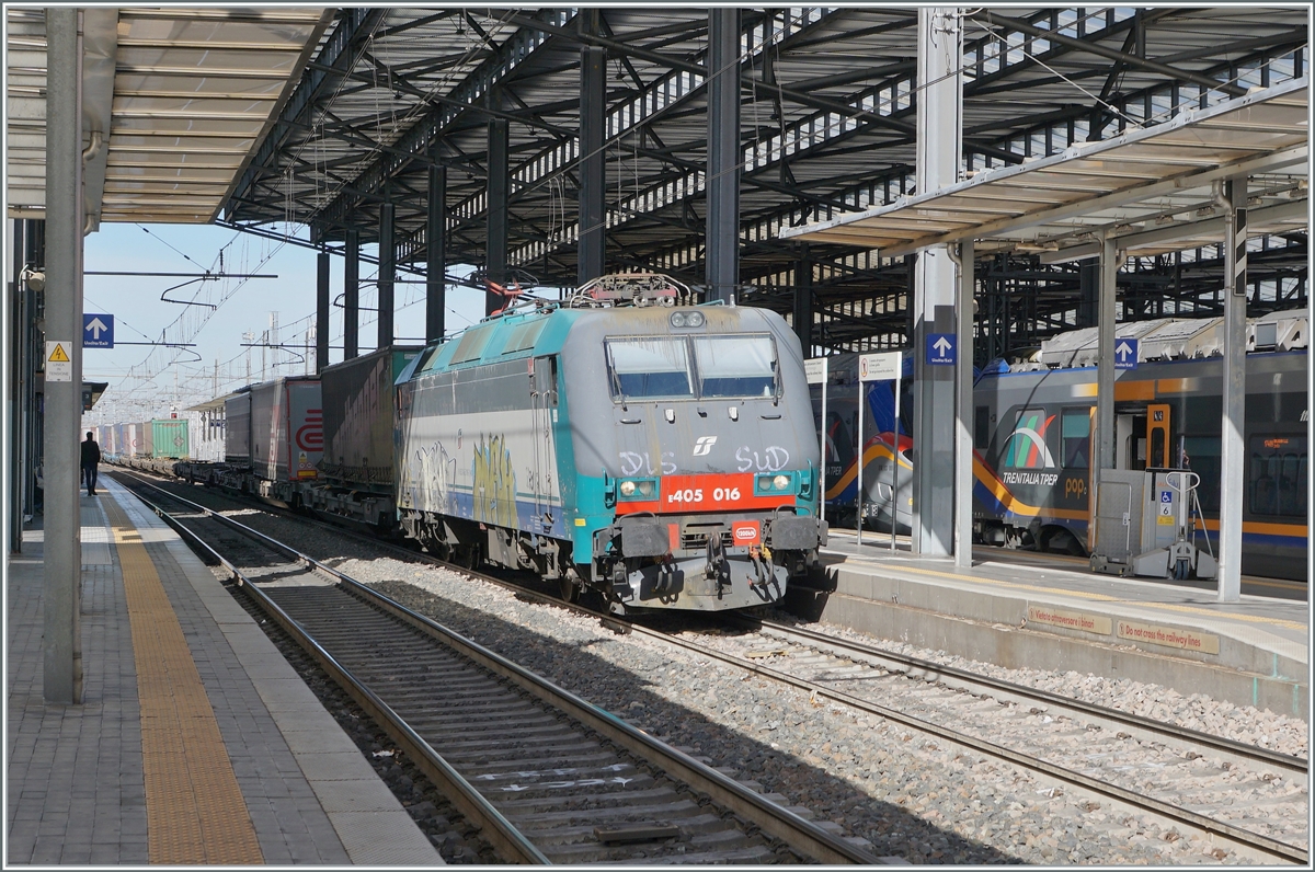 The FS 405 016 with cargo train in Parma on the way to Bologna. 

16.03.2023
