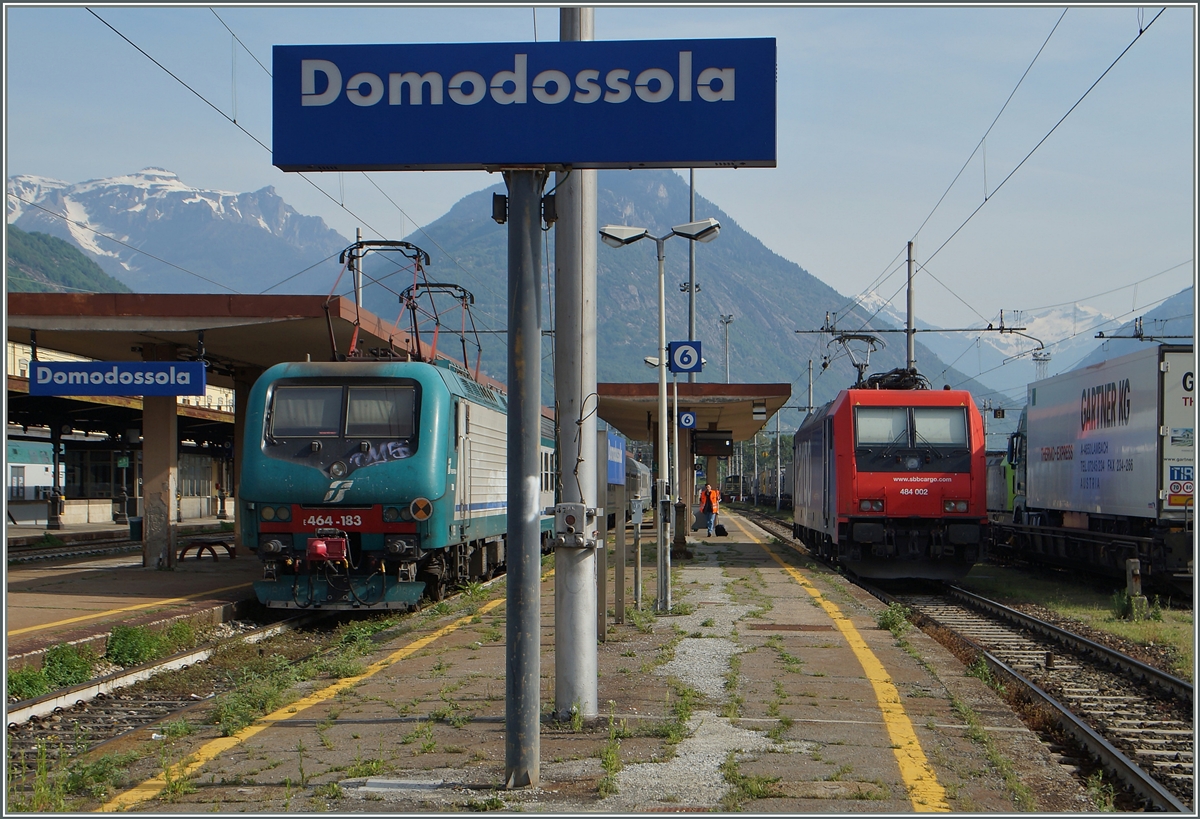 The FS 464 183 and the SBB Re 484 002 in Domodossola-.
13.05.2015
