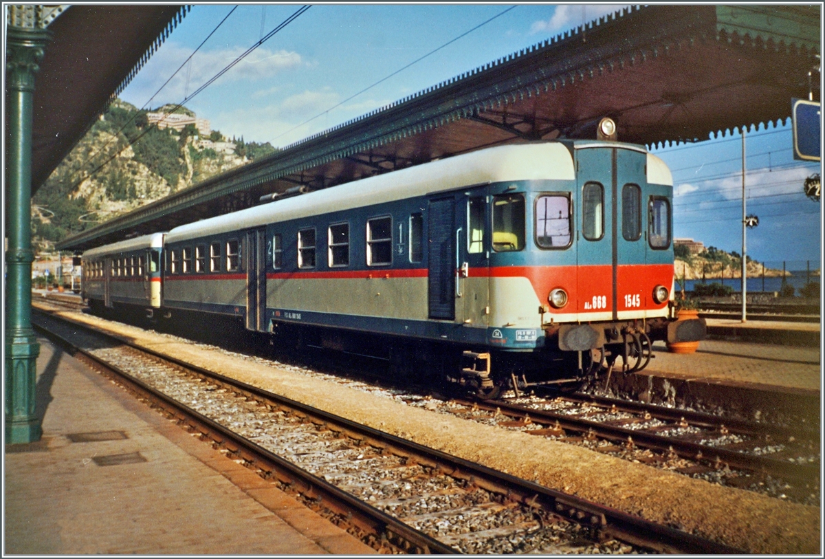 The FS Aln 668 1545 to Randazzo in Taormina Giardini. 

analog pictures / nov. 1991