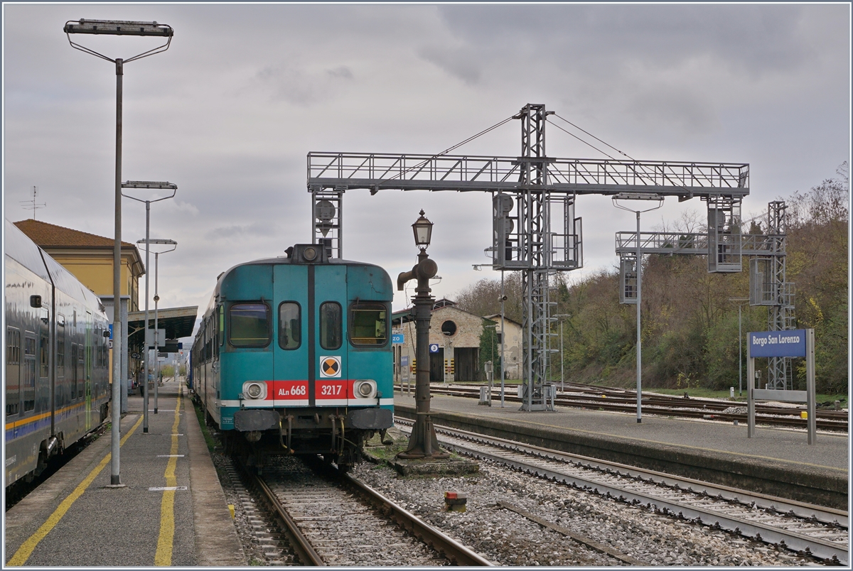 The FS Aln 668 3217 in Borgo San Lorenzo.

14. Nov. 2017