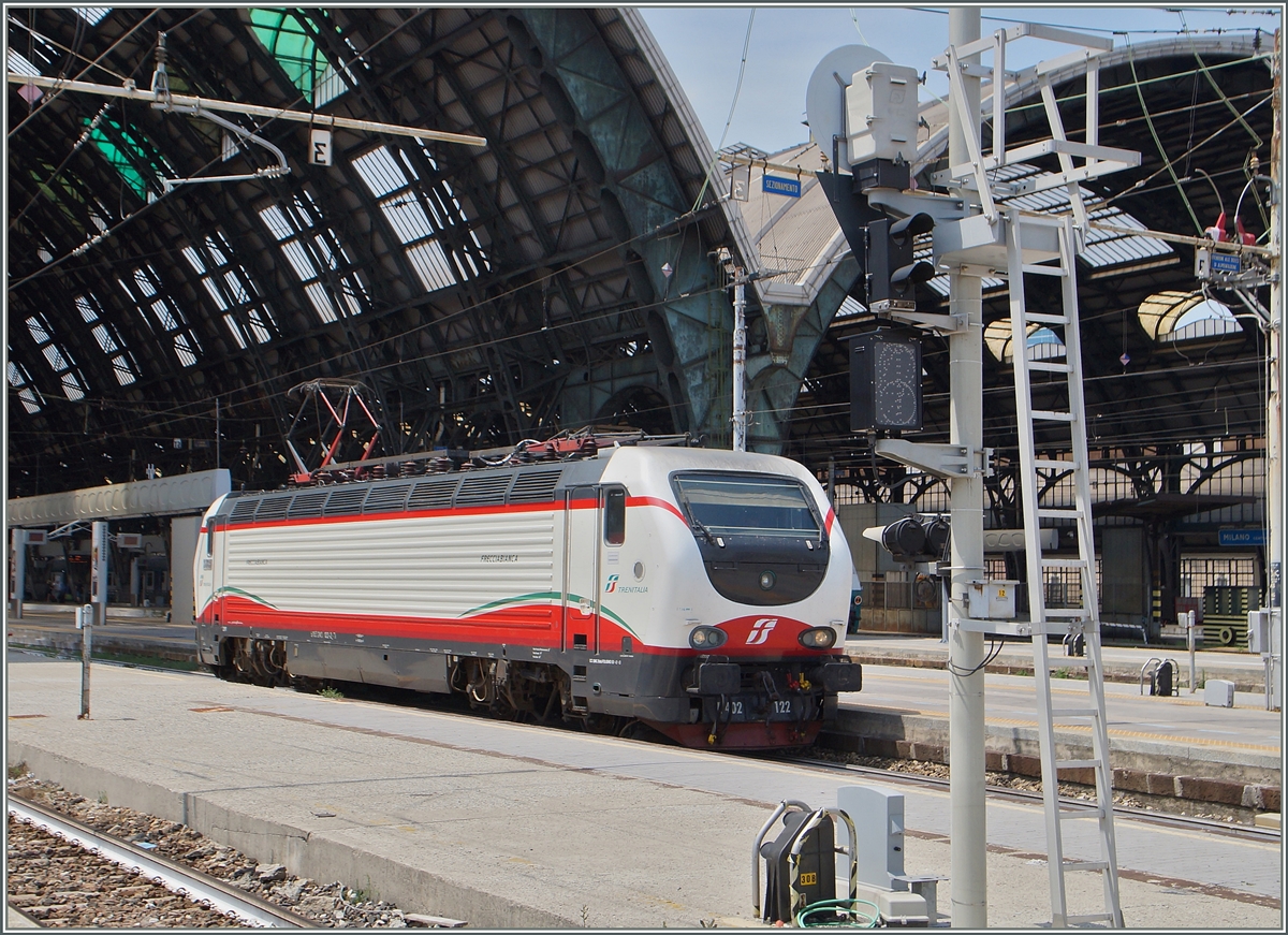 The FS E 402 B 122 in Milano. 22.06.2015