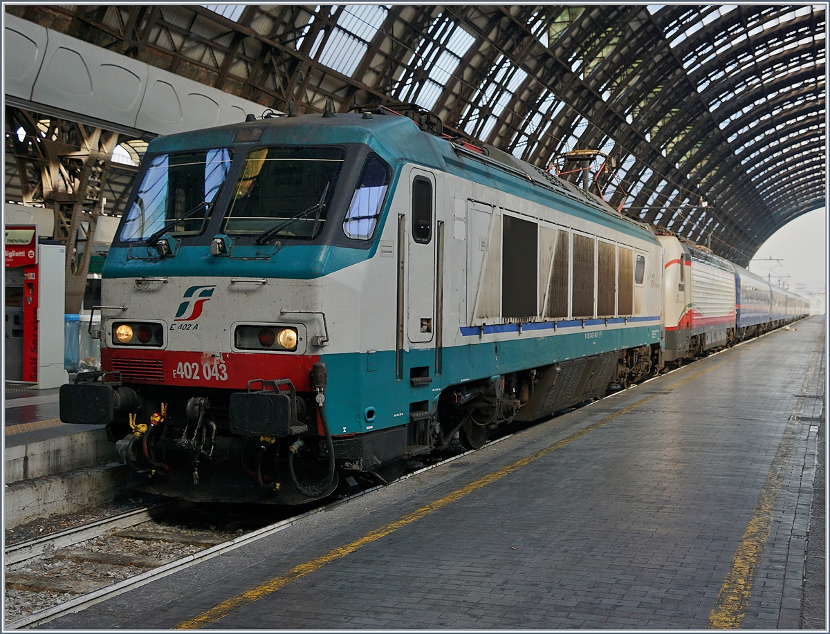 The FS E 402.043 and a E 402B with the Nightjet 233 from Wien in Milan Main Station.
16.11.2017