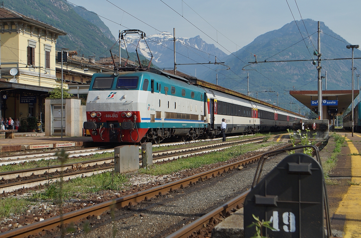 The FS E 444 043 with a EXPO (Milano 2015) - Train in Domodossola.
13.05.2015