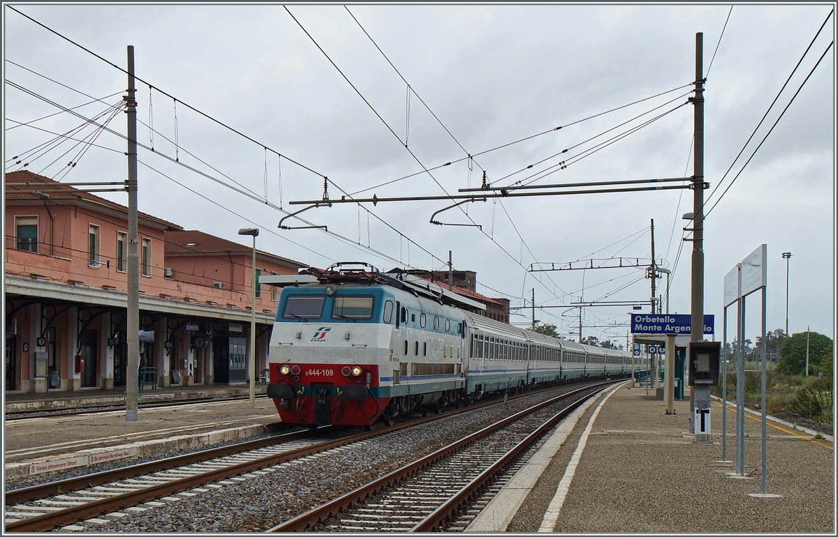 The FS E 444 109 wiht The IC 509 from Ventimiglia to Roma in Orbetello Monte Argentario.
27.04.2015