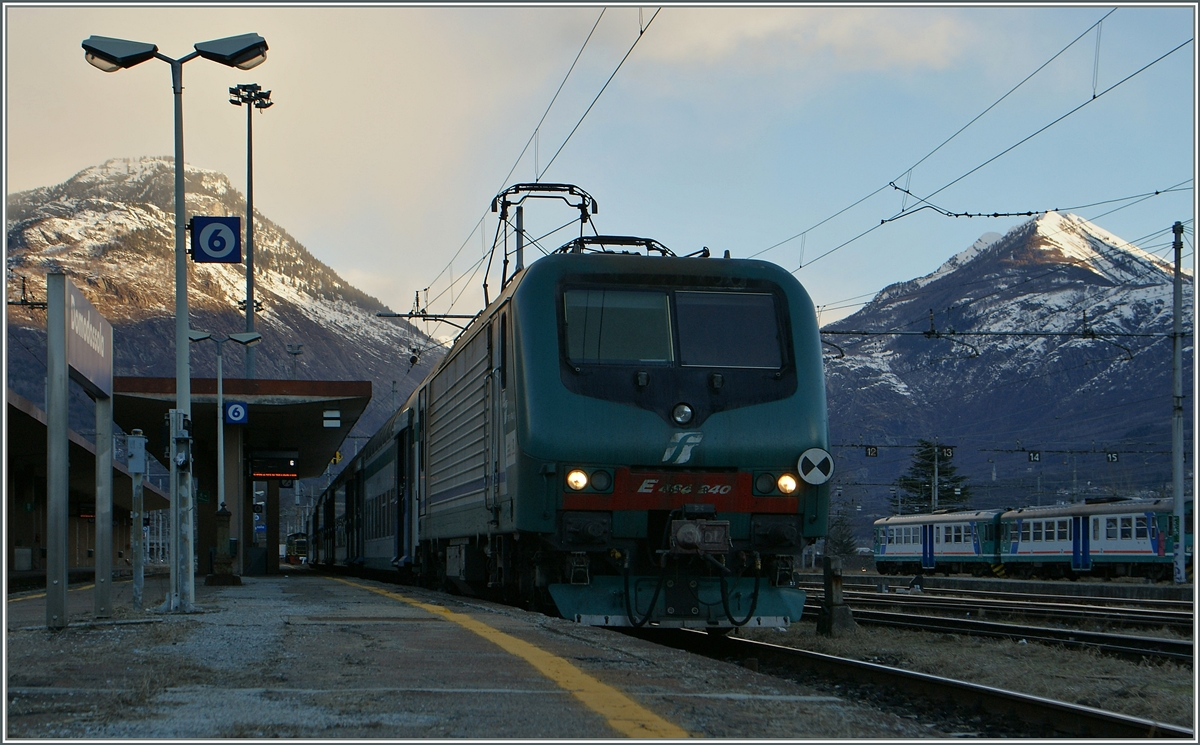 The FS E 464 240 in the early morning in Domodossola-.
24.01.2014