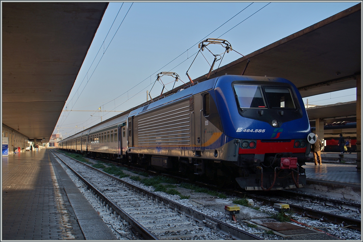 The FS E 464 585 in Firneze SMN.
12.11.2015