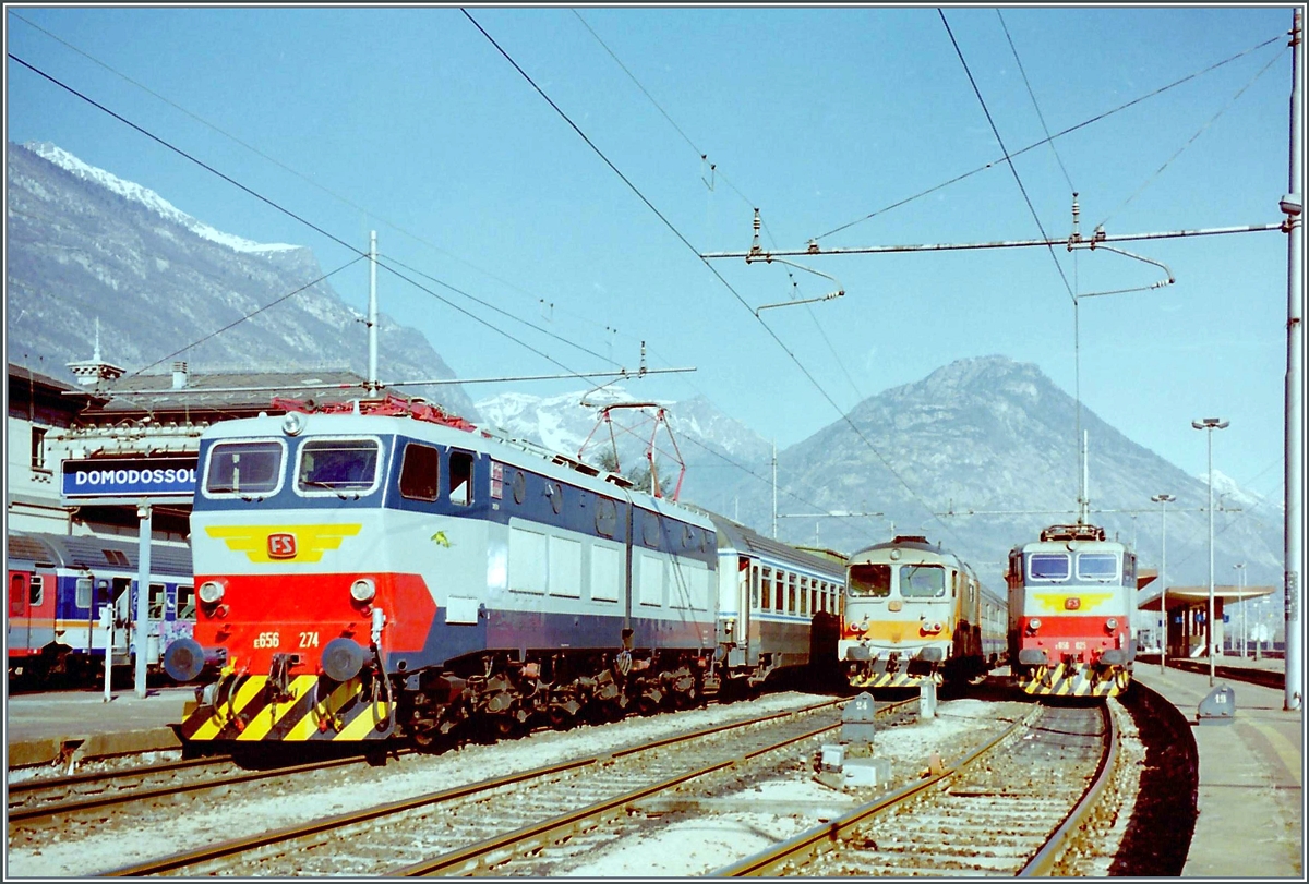 The FS E 656 274 wiht an EC to Milano in Domodossola and in the background an ohter E 656 and a D 345. 

Analog picture spring 1998