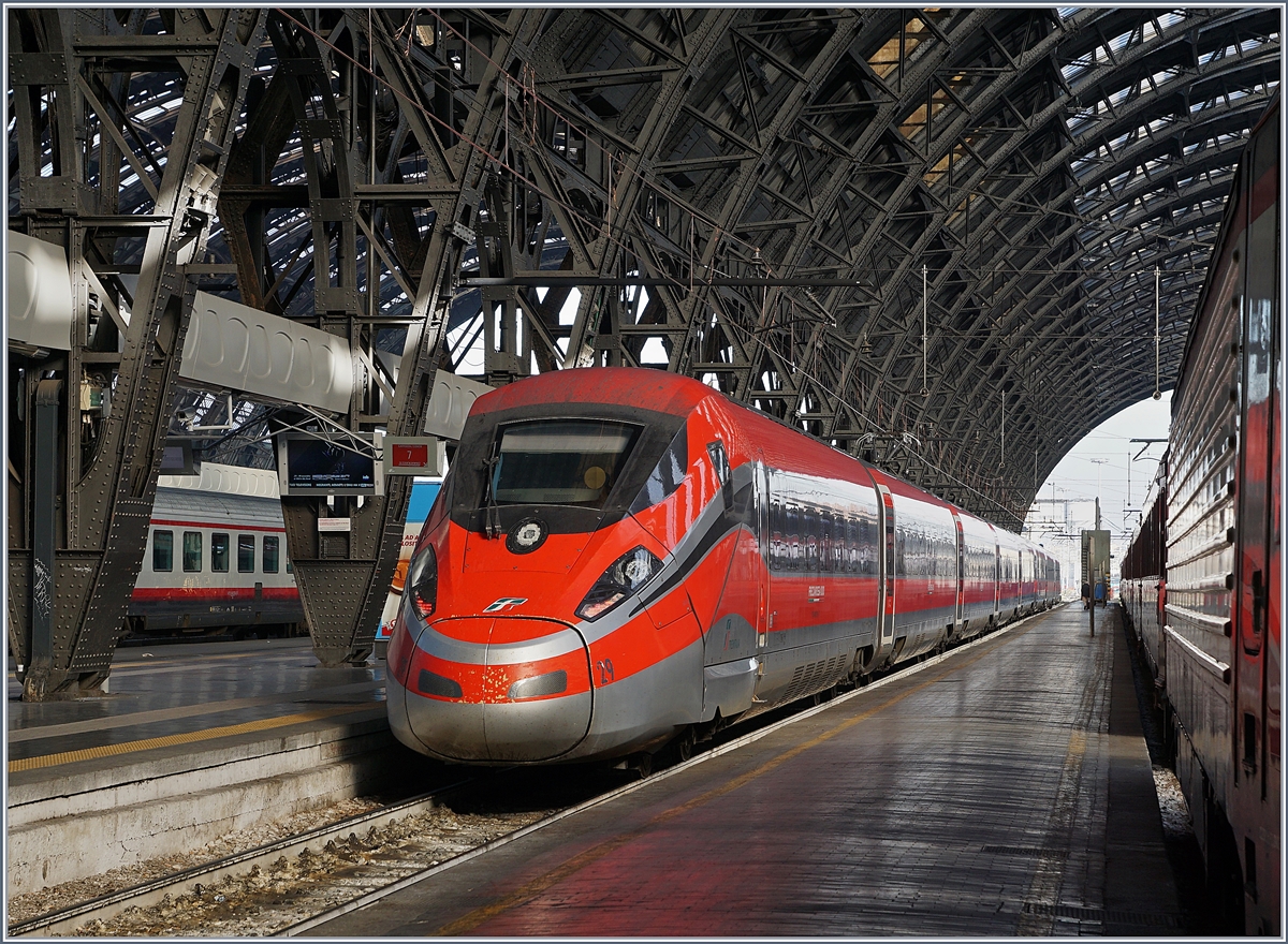 The FS ETR 400 029 (Frecciarossa 1000) in Milano Centrale.
16.11.2017