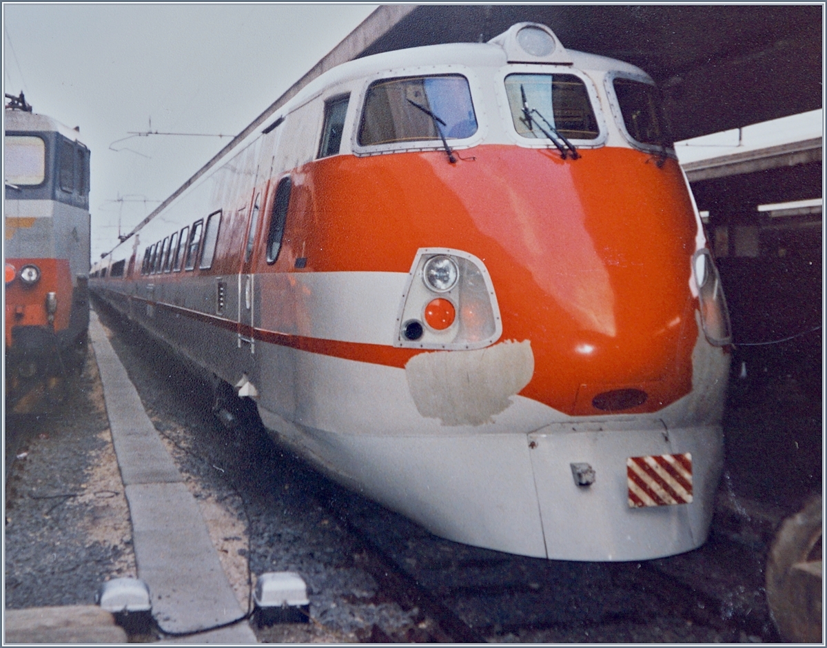 The FS ETR 450 001 in Roma Termini. This train wiht only first class seats runs to Milano in only less that 4 hours!

analog pictures / nov. 1991