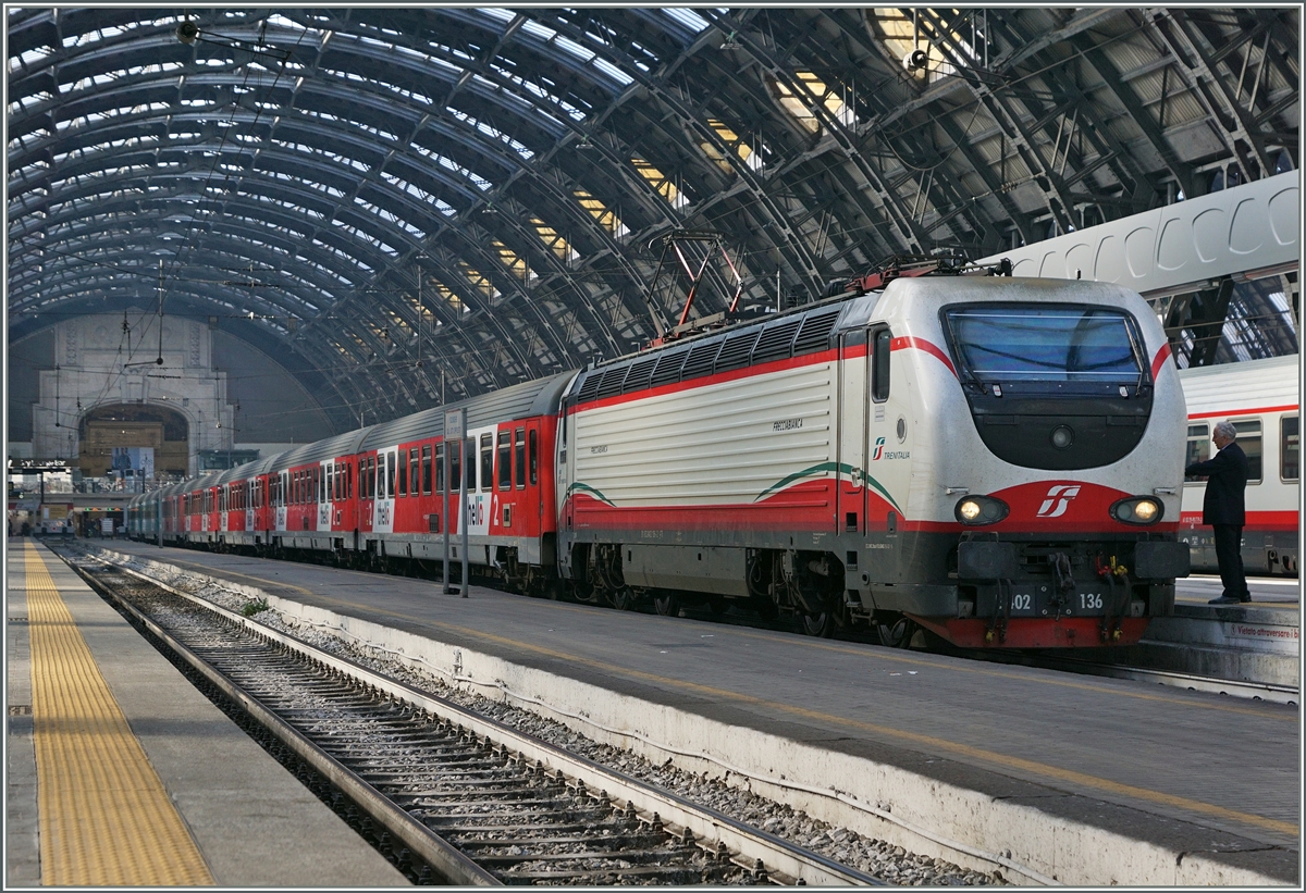 The FS  Frecciabianca  E 402 136 with a  Thelo  EC to Nice in Milan.
01.03.2016