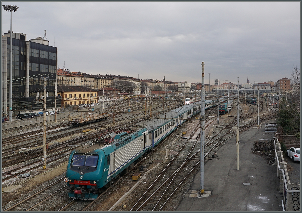 The FS Trenialia E 464 534 with a local train in Torino PN.
09.03.2016