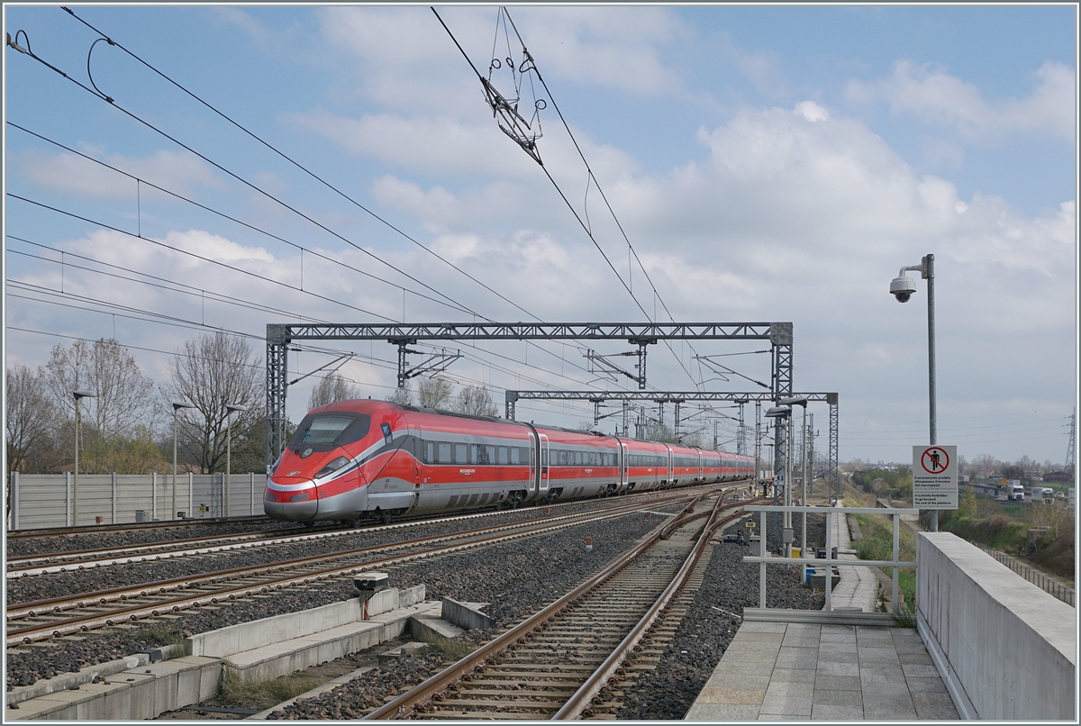 The FS Trenialia ETR 400 052 is the Frecciarossa 1000 FR 9631 from Milano to Napoli. The train runs non stop through the Reggio Emilia Station.

14.03.2023