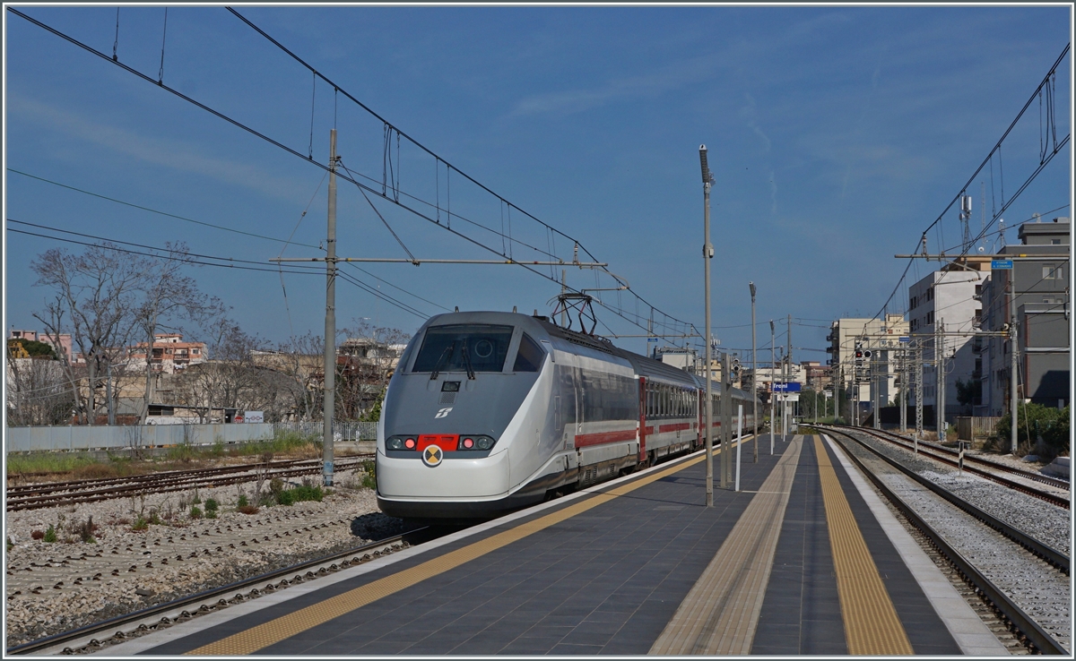 The FS Trenialia IC 608 is leaving Trani on the way from Lecce to Bologna.

22.04.2023 