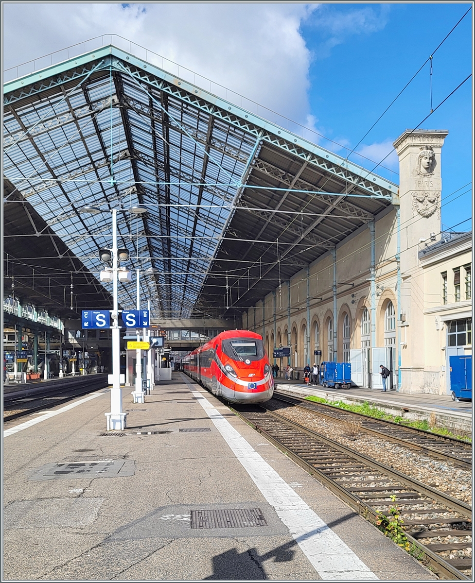 The FS Treniatlia ETR 400 031 arrived in Lyon Perrache from Paris Gare de Lyon. He will drive back to Paris Gare de Lyon in just over an hour.

March 13, 2024