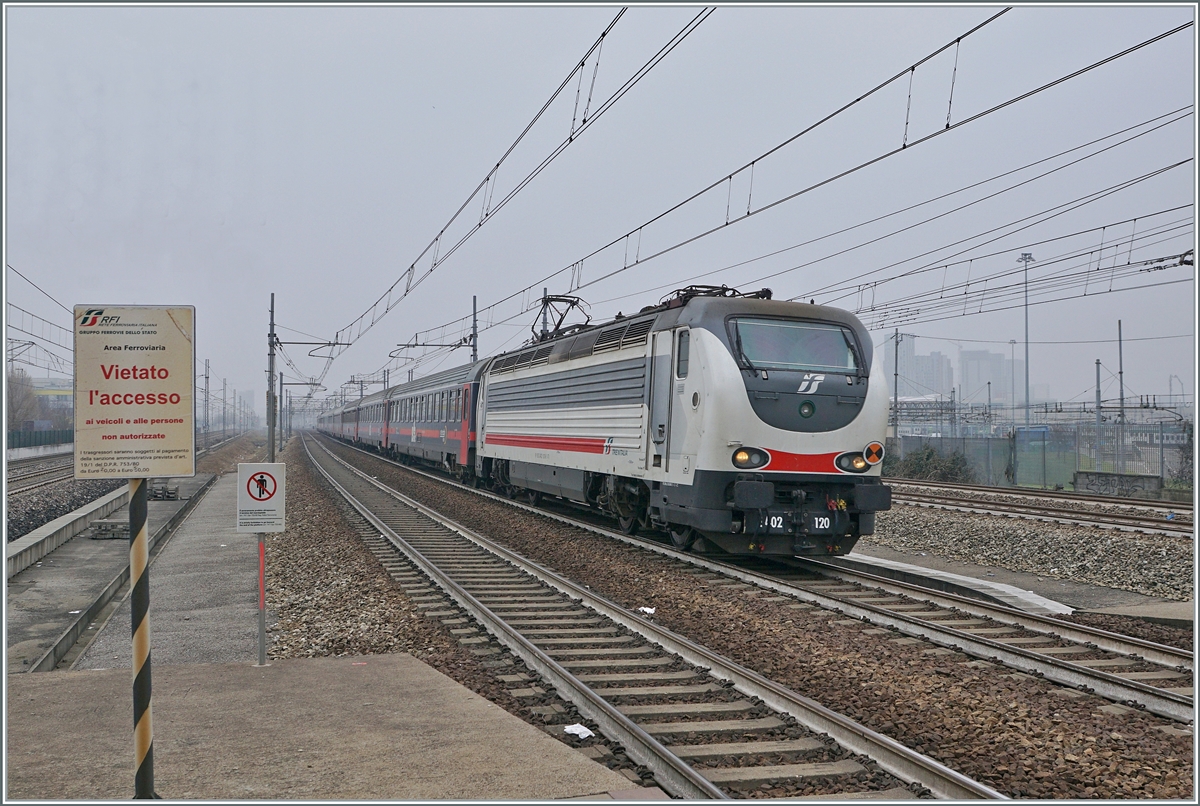The FS Trenitala E 402 120 with his Treno di notte ICN 798 on the way from Salerno to Torino by Rho Fiera Milano.

24.02.2023

