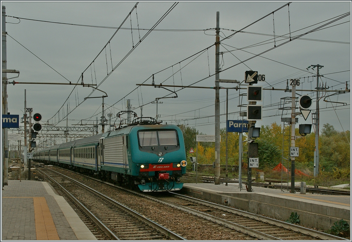 The FS Trenitalia 464 423 is arriving with a fast locl train at Parma Staion.
14. 11.2013
