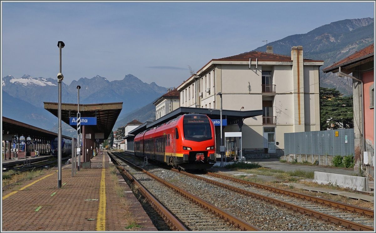 The FS Trenitalia BUM BTR 831 003 in Aosta on the way to Torino Porta Nuova.

27.09.2021