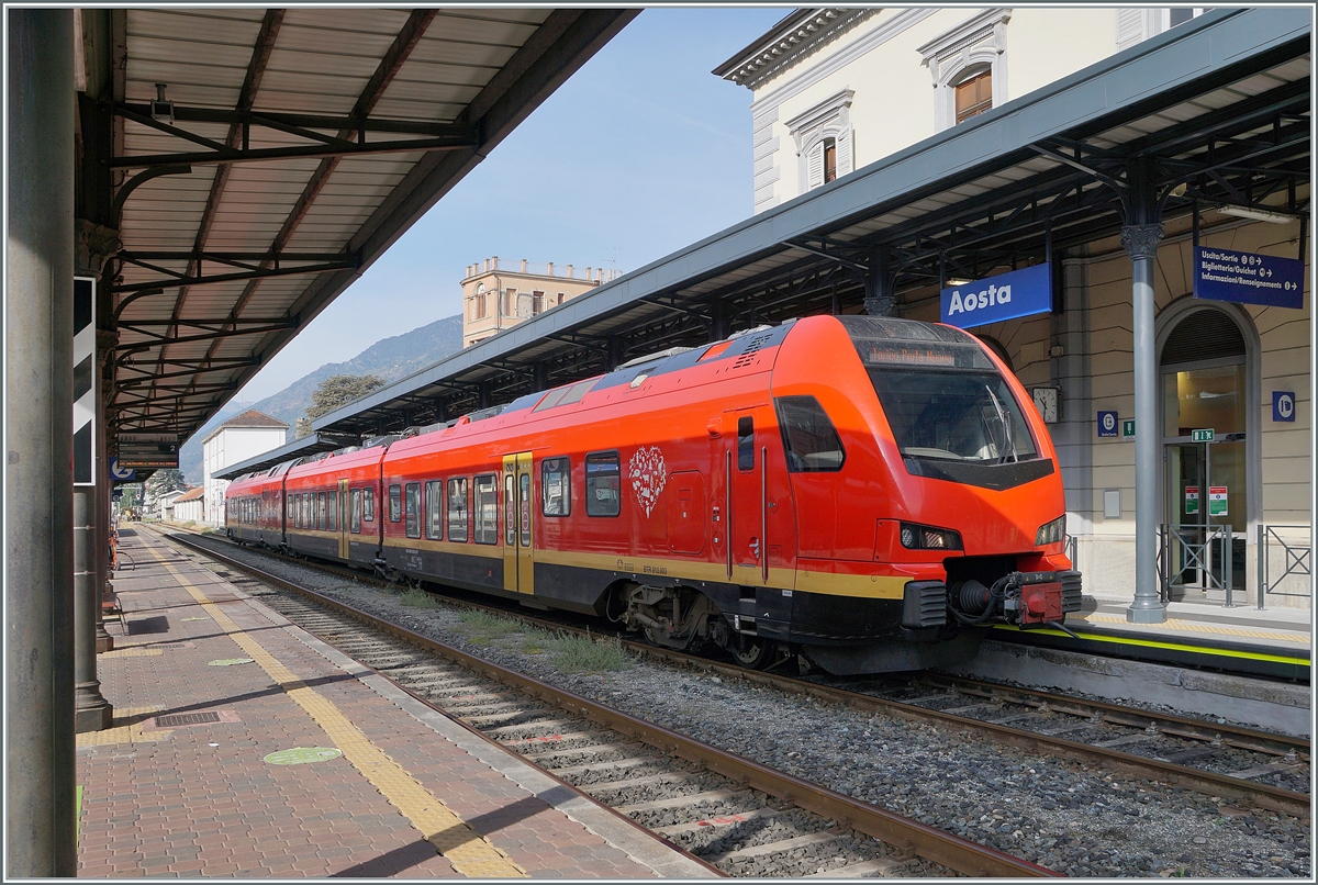 The FS Trenitalia BUM BTR 831 003 in Aosta is waiting his departur to Torino Porta Nuova. 

27.09.2021