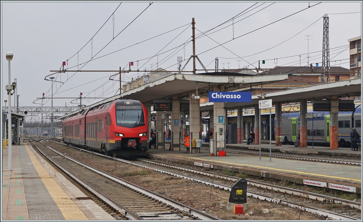 The FS Trenitalia BUM BTR 831 004 on the way from Aosta to Torino by his stop in Chivasso. 

24.02.2023
