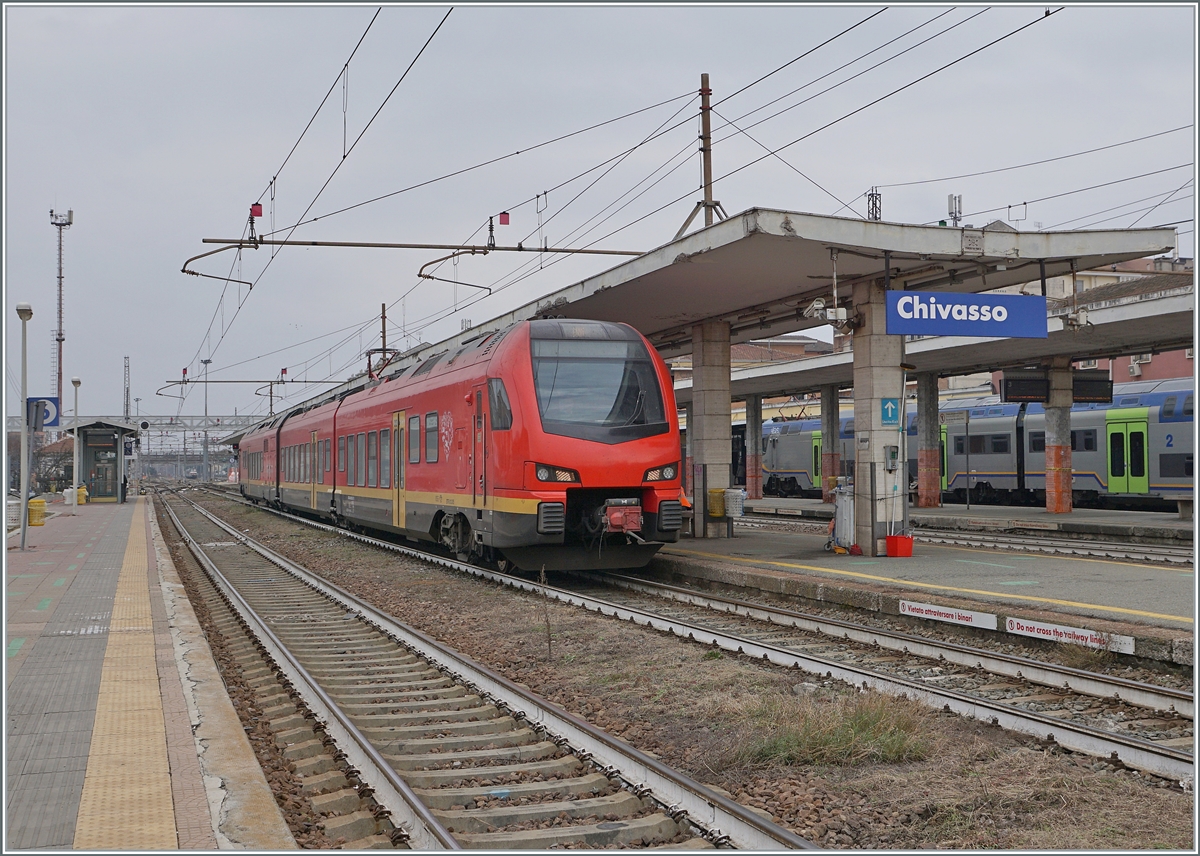 The FS Trenitalia BUM BTR 831 005 on the way from Torino to Aosta by is leaving Chivasso. 

24.02.2023