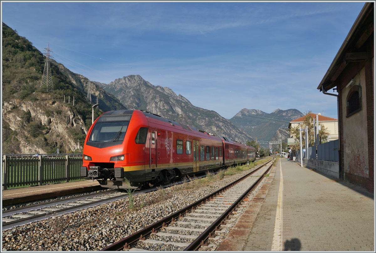 The FS Trenitalia BUM BTR 813 001 is traveling as RV VdA 2718 from Aosta to Torino Porta Nuova and leaves Pont S.Martin, the last train station in the Aosta Valley. The train's next stop is Ivrea, from there the route is electrified.

October 12, 2023