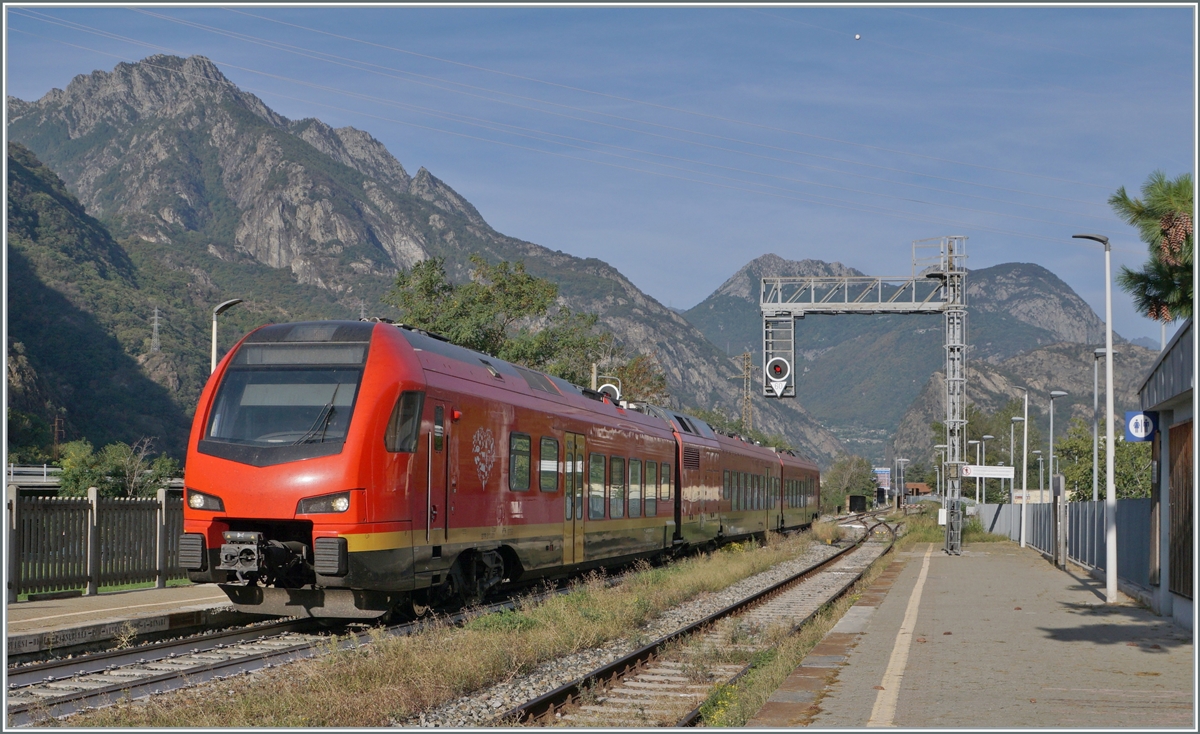 The FS Trenitalia BUM BTR 813 001 is traveling as RV VdA 2718 from Aosta to Torino Porta Nuova and stops in Pont S.Martin, the last staiton in the Aosta Valley.

October 12, 2023