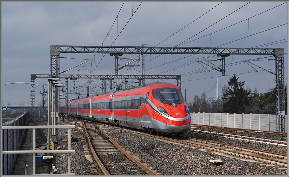 The FS Trenitalia ETR 400 010 is the  Frecciarossa 1000  FR 9624 on the way from Roma Termini to Milano Centrale and runs wiht a very hight speed trough the Reggio Emilias AV Station. 

14.03.2023