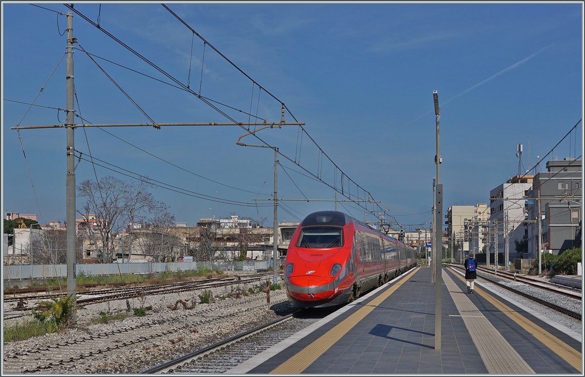 The FS Trenitalia ETR 600 002 in new Frecciarossa coulor an an an other one are the FR 8306 from Bari (dp 8:46) to Roma Termini (arr 12:55). This train runs verry fast trohgh th Tranyx Station.

22.04.2023

