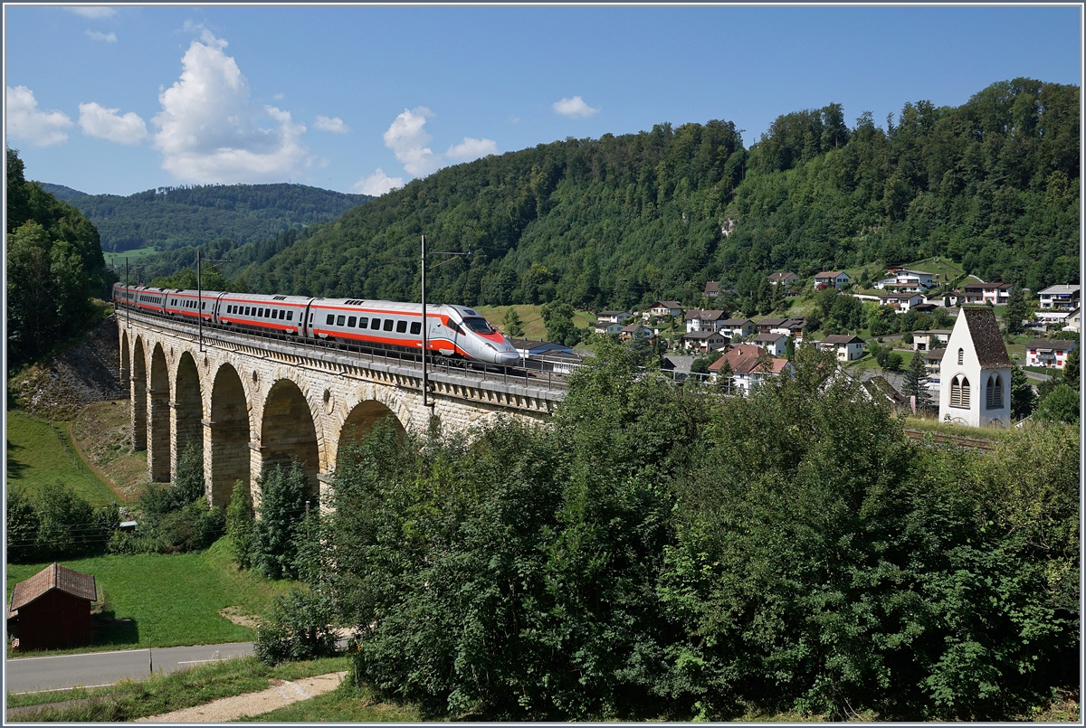 The FS Trenitalia ETR 610 001 from Milano to Basel on the Rümlinger-Viadukt between Olten and Sissach (Alte Hauenstein-Line).
18.07.2018