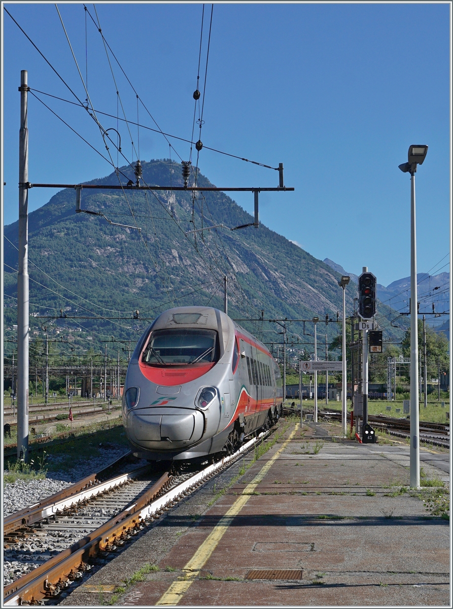 The FS Trenitalia ETR 610 003 on the way from Milan to Basel is leaving Domodossola. 

25.06.2022