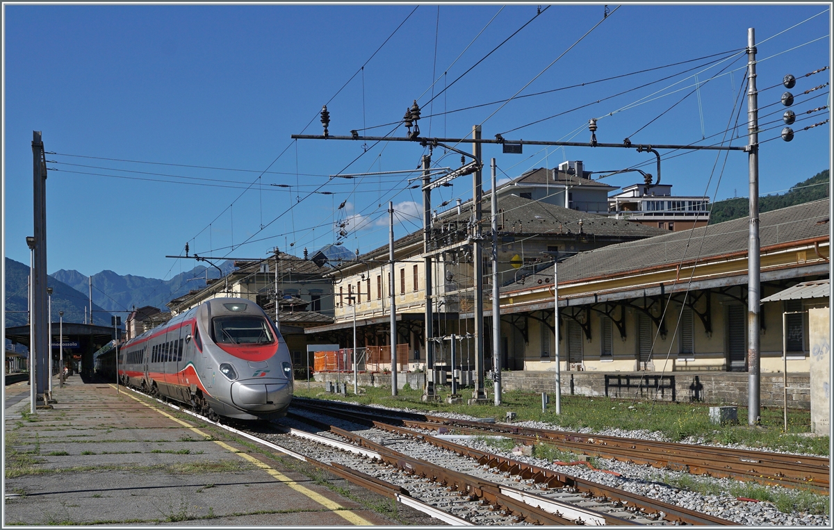 The FS Trenitalia ETR 610 003 on the way from Milan to Basel by his stop in Domodossola. 

25.06.2022
