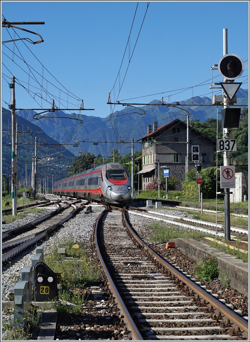 The FS Trenitalia ETR 610 003 on the way from Milan to Basel is arriving at Domodossola. 

25.06.2022
