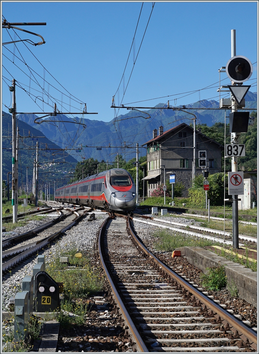 The FS Trenitalia ETR 610 003 on the way from Milan to Basel is arriving at Domodossola. 

25.06.2022
