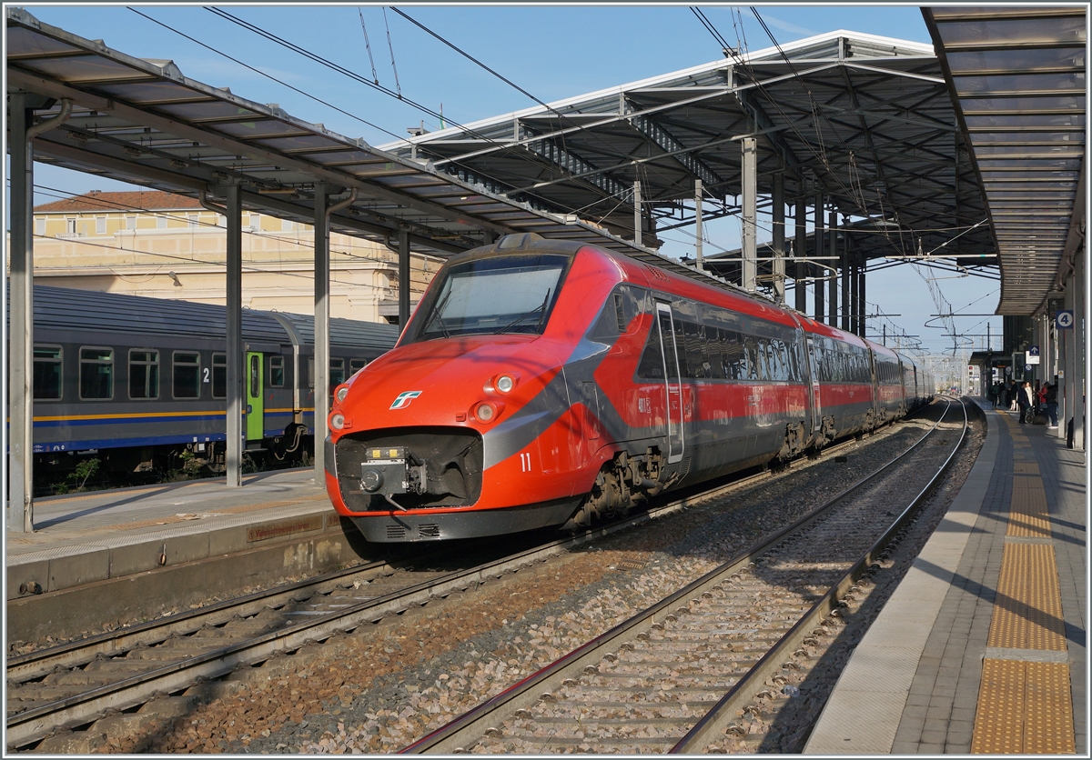 The FS Trenitalia ETR 700 011 (ex Fyra) is the Frecciarossa 8802 from Ancona to Milano; now in arriving at Parma.

18.04.2023