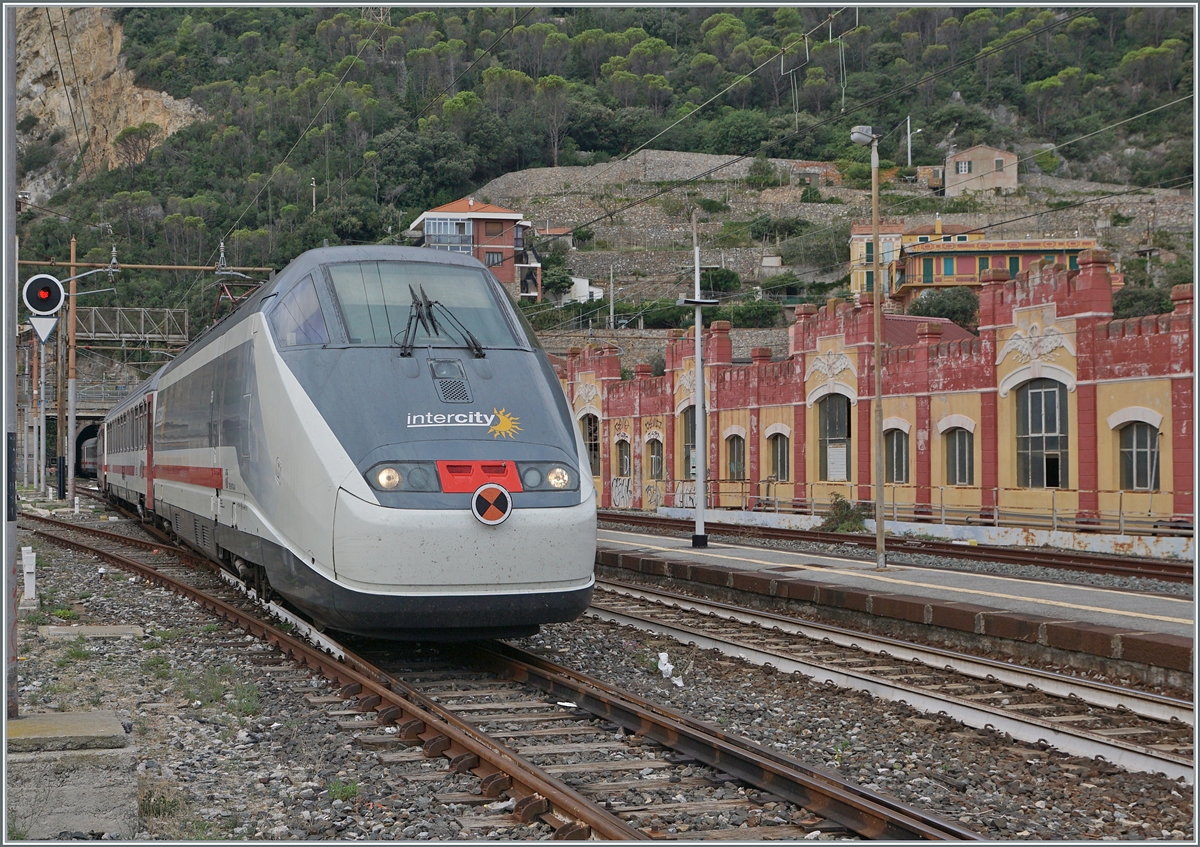The FS Trenitalia IC 631 on the journey from Ventimiglia to Milano leaves the single-lane, 1136 meter long  Galleria Caprazoppa  and reaches its next stop, Finale Ligure. Photo location: end of platform) 

September 16, 2023