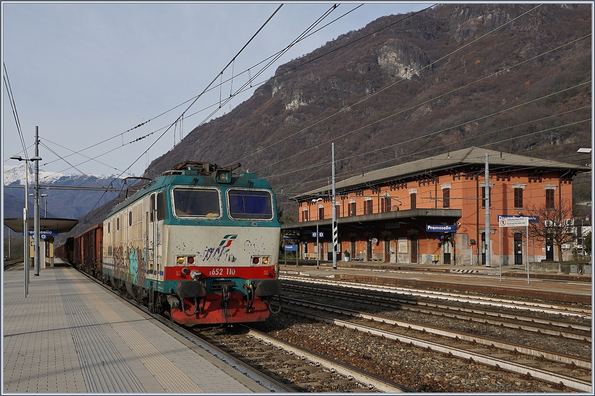 The FS Trenitlia 652 110 wiht a Cargo Train in Premosello.

29.11.2018