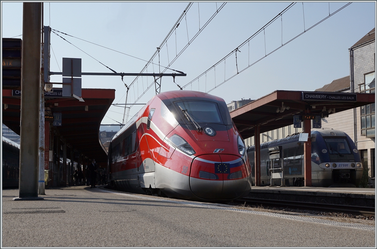 The FS Trenitlia ETR 400 050 from Milano Centrale to Paris Gare de Lyon by his stop in Chambéry-Challes-les-Eaux. In the backgroud the SNCF Z 27591

20.03.2022
