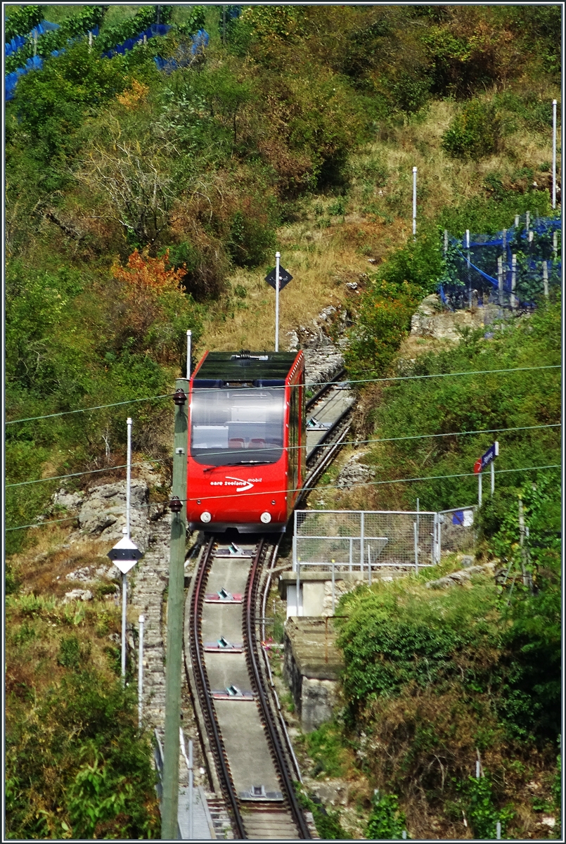 The funicular Ligerz - Prêles, belonging to ASM, is ascending and has just passed the request stop  Ligerz Pilgerweg.  The photo was taken from the station with quite a bit of zoom.

August 24, 2026