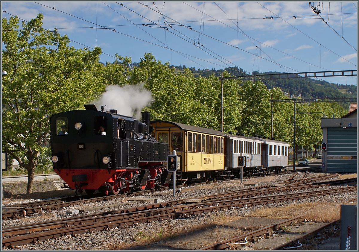 The G 2x 2/2 105 with his Riviera Belle Epoque from Chaulin to Vevey is arriving at his termiate station.

29.05.2022