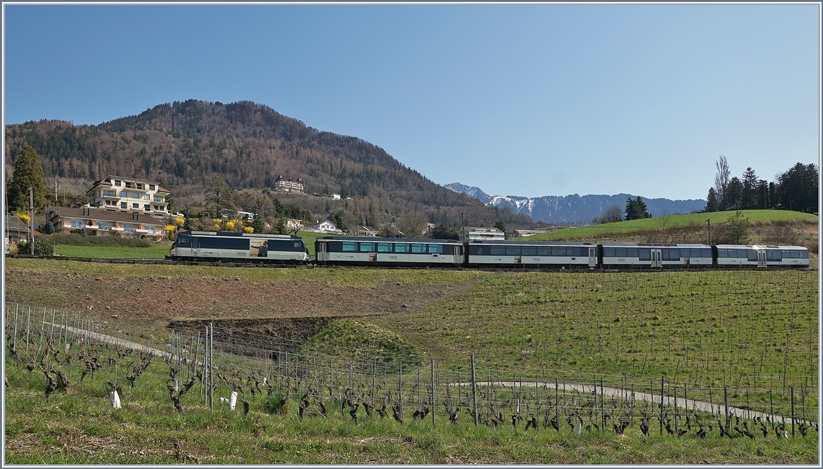 The Ge 4/4 8001 wiht MOB Panoramic Express by Planchamp. 17.03.2020