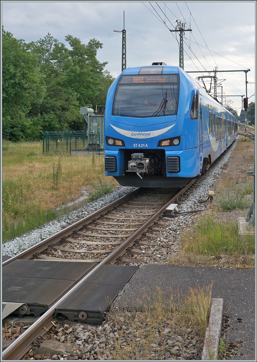 The Go Ahead (Bayern) ET 4.21 onthe way from Memmingen to Lindau Insel is arriving at  Hergatz. 

19.06.2023