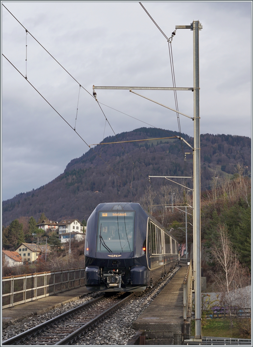The GoldenPass Express GPX 4068 from Montreux to Interlaken Ost between Châtelard VD and Planchamp.

26.12.2022