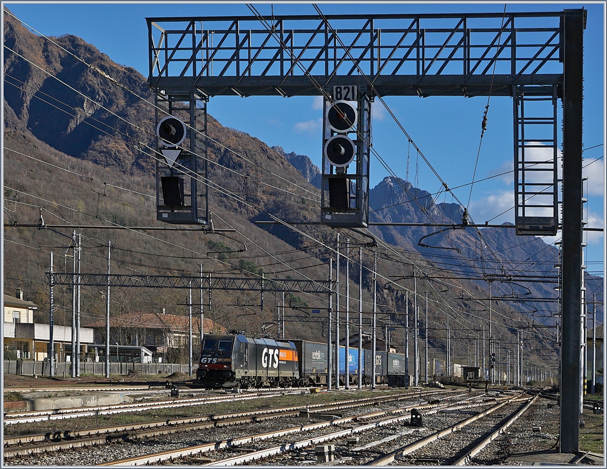 The GTS-Rail 483 059  Leonida  with a Cargo Train in Premosselo Chiovenda. 
04.12.2018