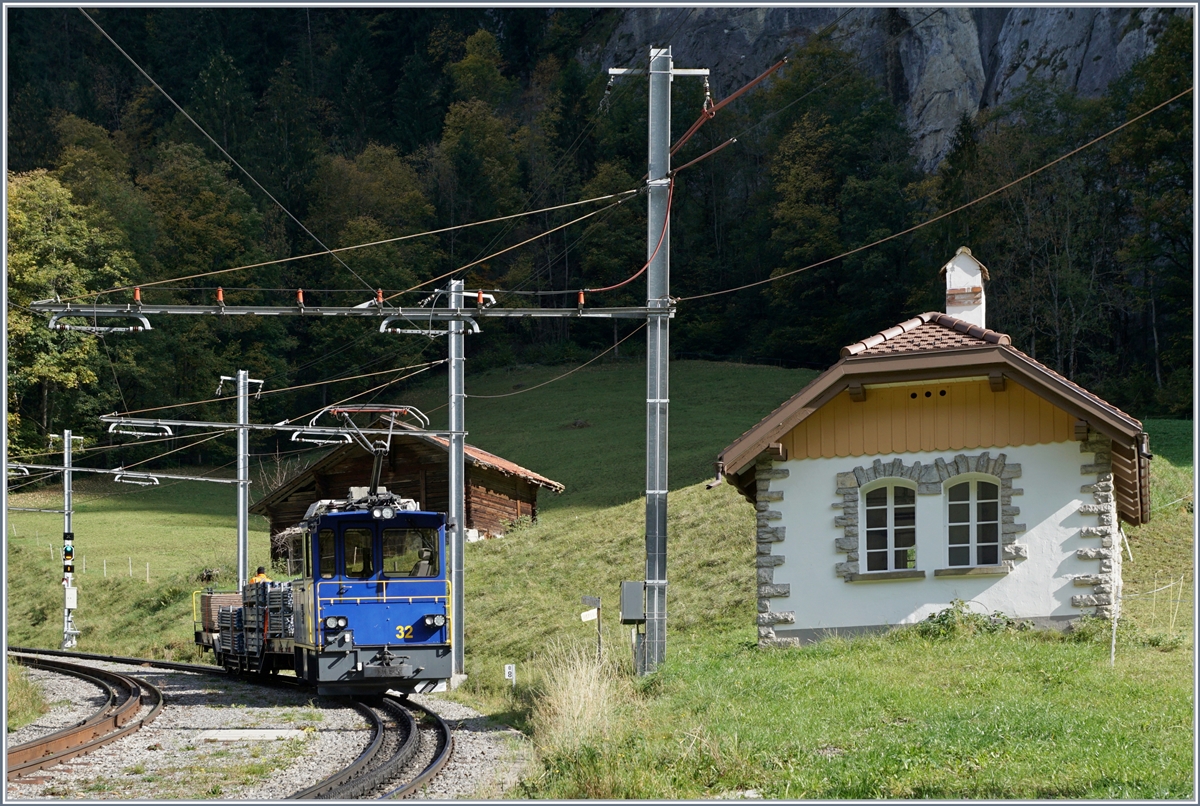 The He 2/2 32 (1995/SLM ABB Stadler) wiht a Cargo train near Lauterbrunnen.
16.10.2018