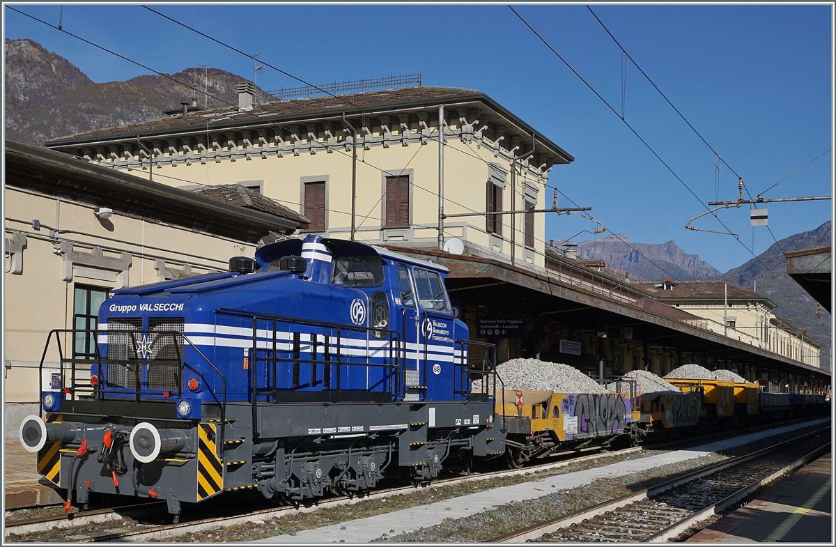 The Henschel DHG 500 C (or DHG 700 C) runs for Valescchi Armamento Ferroviario S.R.L. in Domodossola. 

28.10.2021

