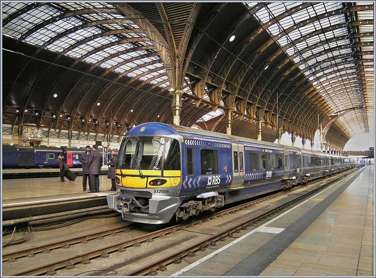 The Hethrow-Express 332 006 in London Paddington.
15.04.2008 