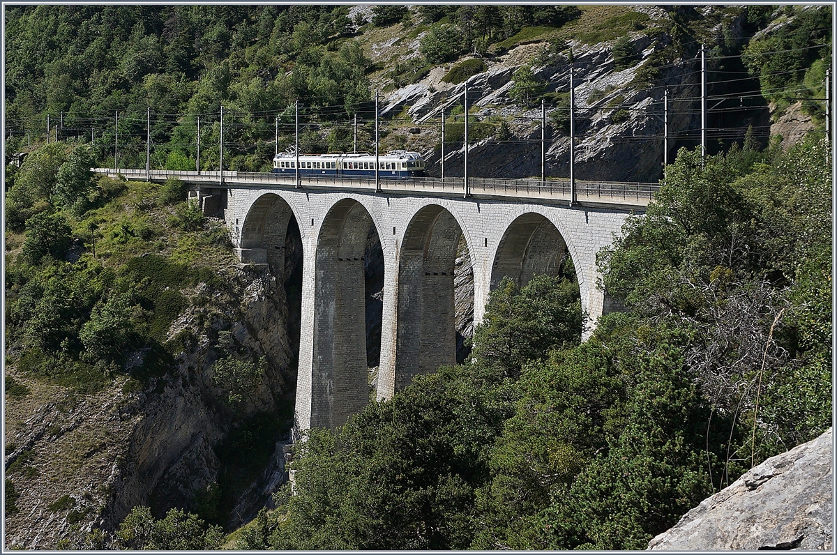 The historic BLS BCFe 4/6 736 by Hohtenn of The Luogelkin Viacduct.
14.08.2016