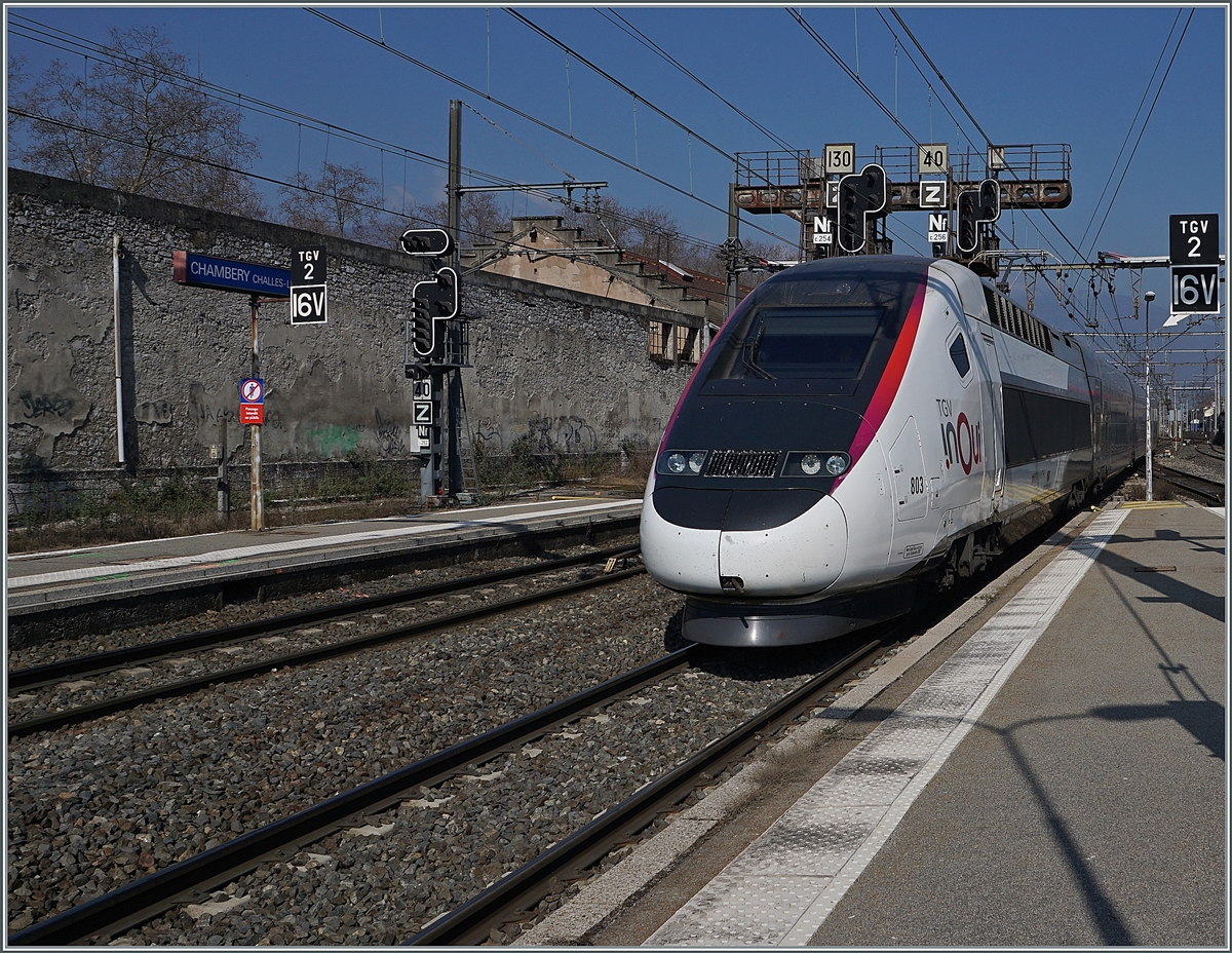 The inoui TGV 803 is arriving in Chambéry-Challes-Les-Eaux. 

22.03.2022 