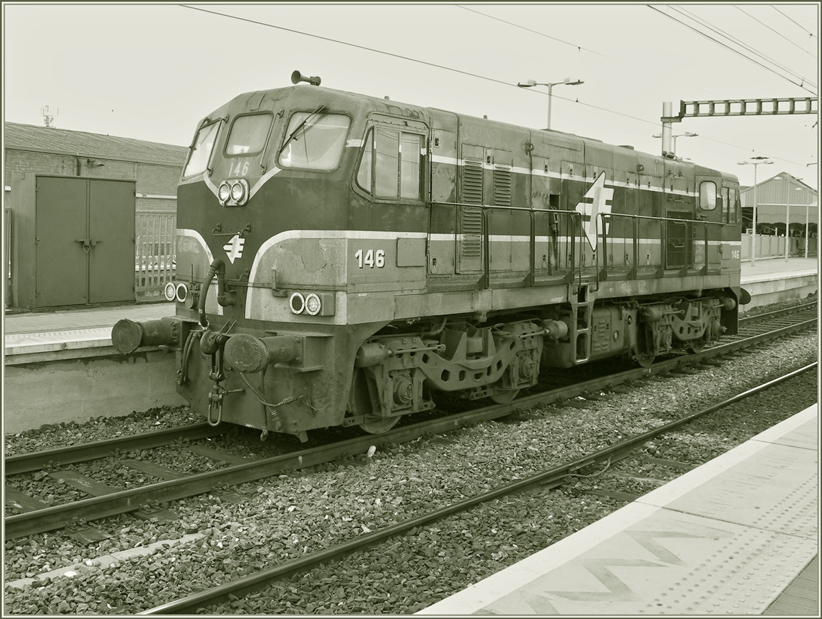 The IR / CIE diesel locomotive 146 of the Class 141 is standing in Dublin Connolly Station (Baile Átha Cliaht Stáisún Ui Chonghaile) and is waiting for a shunting route.

Sept. 18, 2007